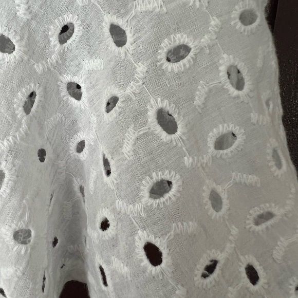 VGUC Linen Tops with Eyelet Trim - SET OF TWO - Picture 4 of 16